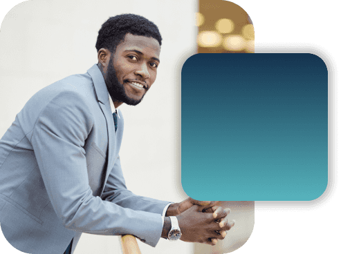 Homem vestindo um terno azul claro.